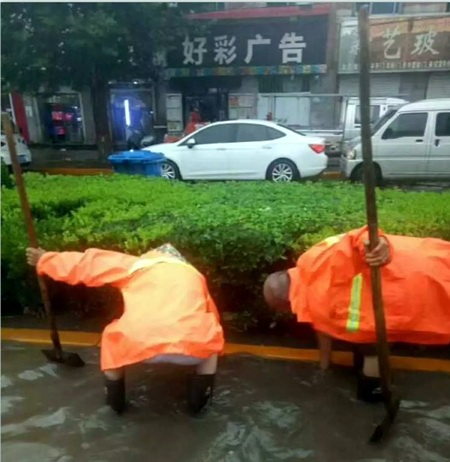 馆陶环卫工清理道路淤堵，城管这趟“浑水”趟定了